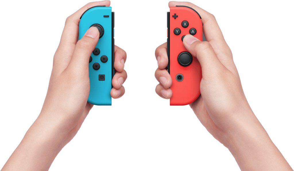 Deux mains tenant des manettes Joy-Con Nintendo Switch bleues et rouges sur fond blanc.
