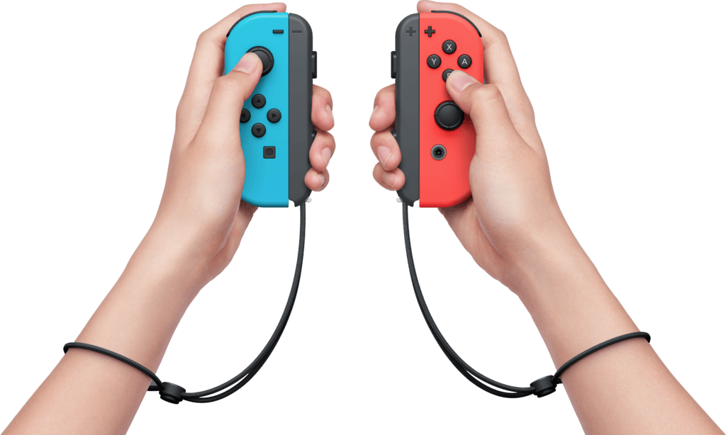 Une personne tenant deux manettes Joy-Con Nintendo Switch, bleue et rouge.