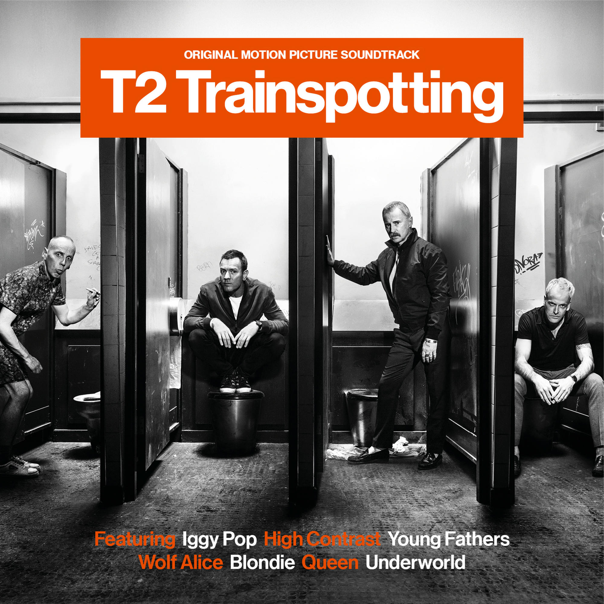 Albumhoes: Vier mannen in een openbaar toilet, ter promotie van 'T2 Trainspotting'. Titel in oranje. Namen van artiesten staan onder.