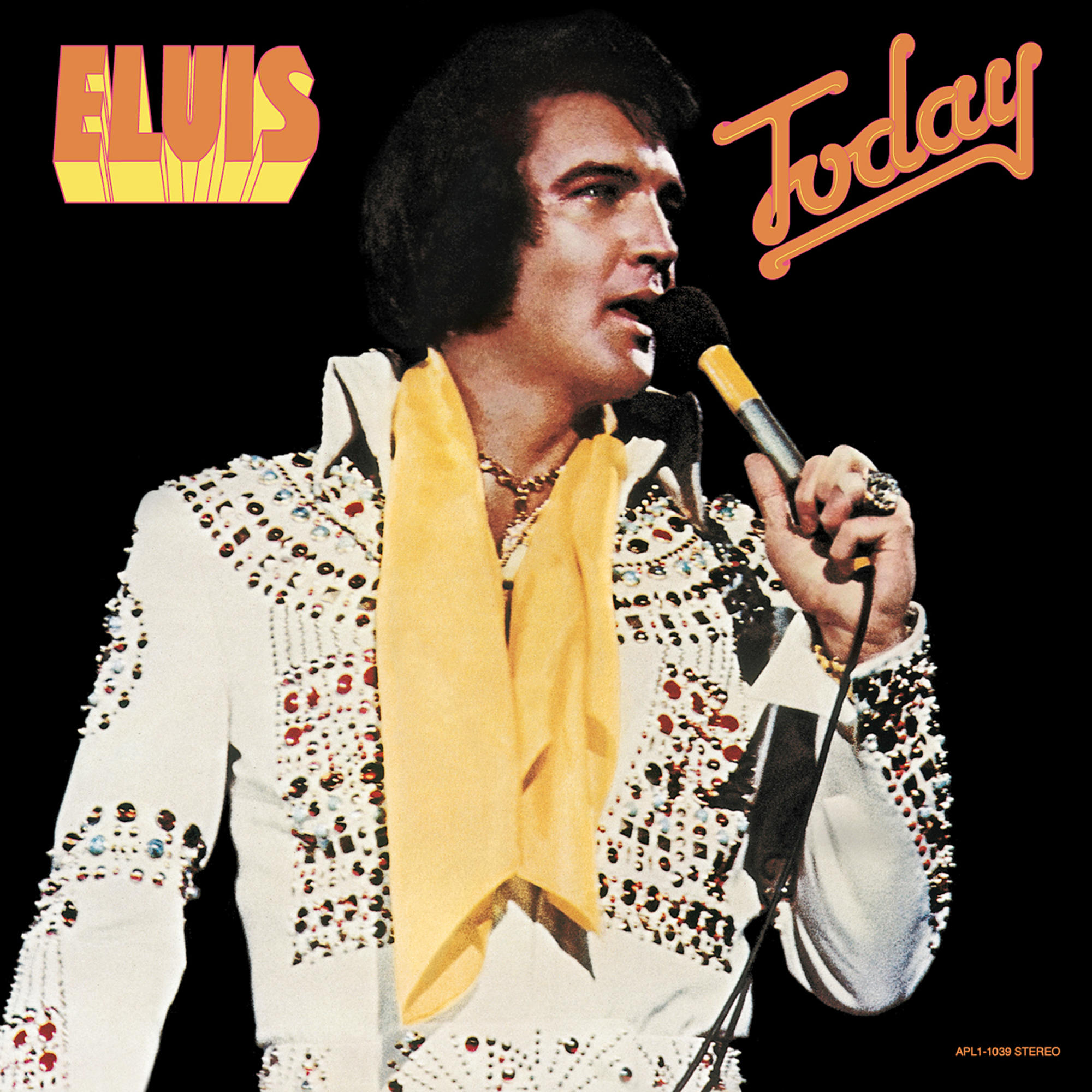 Albumcover von Elvis Presley, der in ein Mikrofon singt und einen weißen, verzierten Anzug trägt.