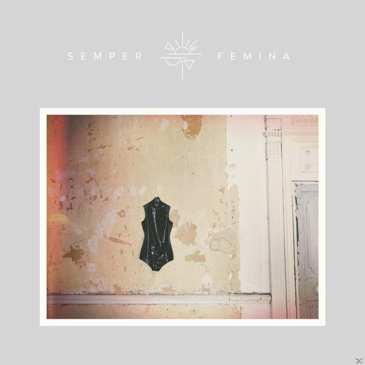 Albumcover mit dem Titel „Semper Femina“. Eine schwarze Weste hängt an einer Wand. Die Wand ist in einem Raum.