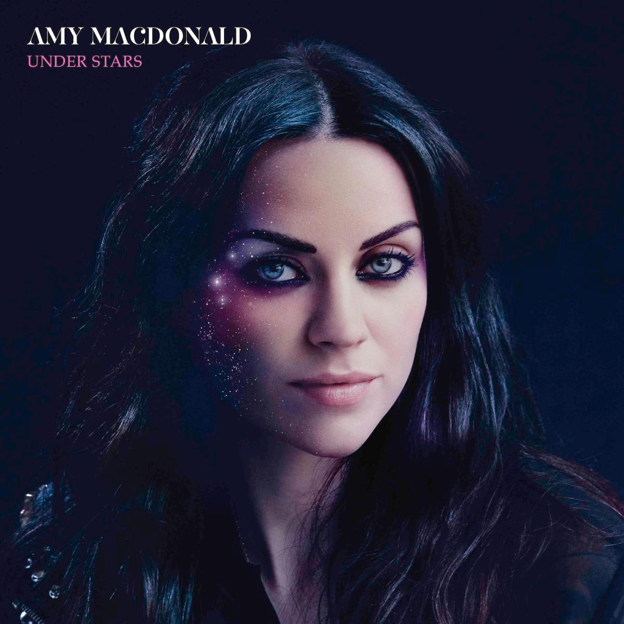 Albumcover mit Amy Macdonald, Nahaufnahme, sternförmiges Make-up.