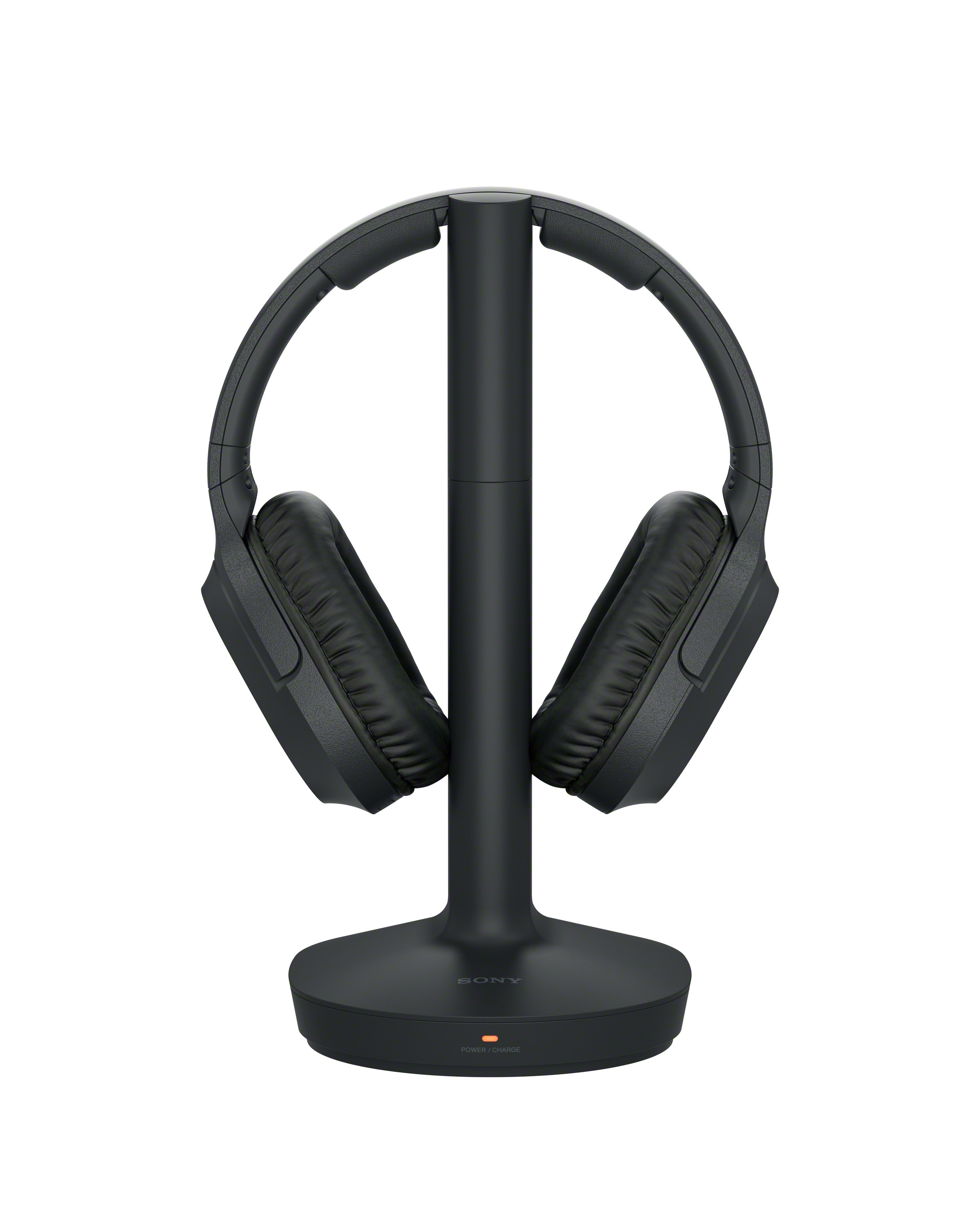 Casque sans fil noir sur un support noir. Le support a une base de chargement.