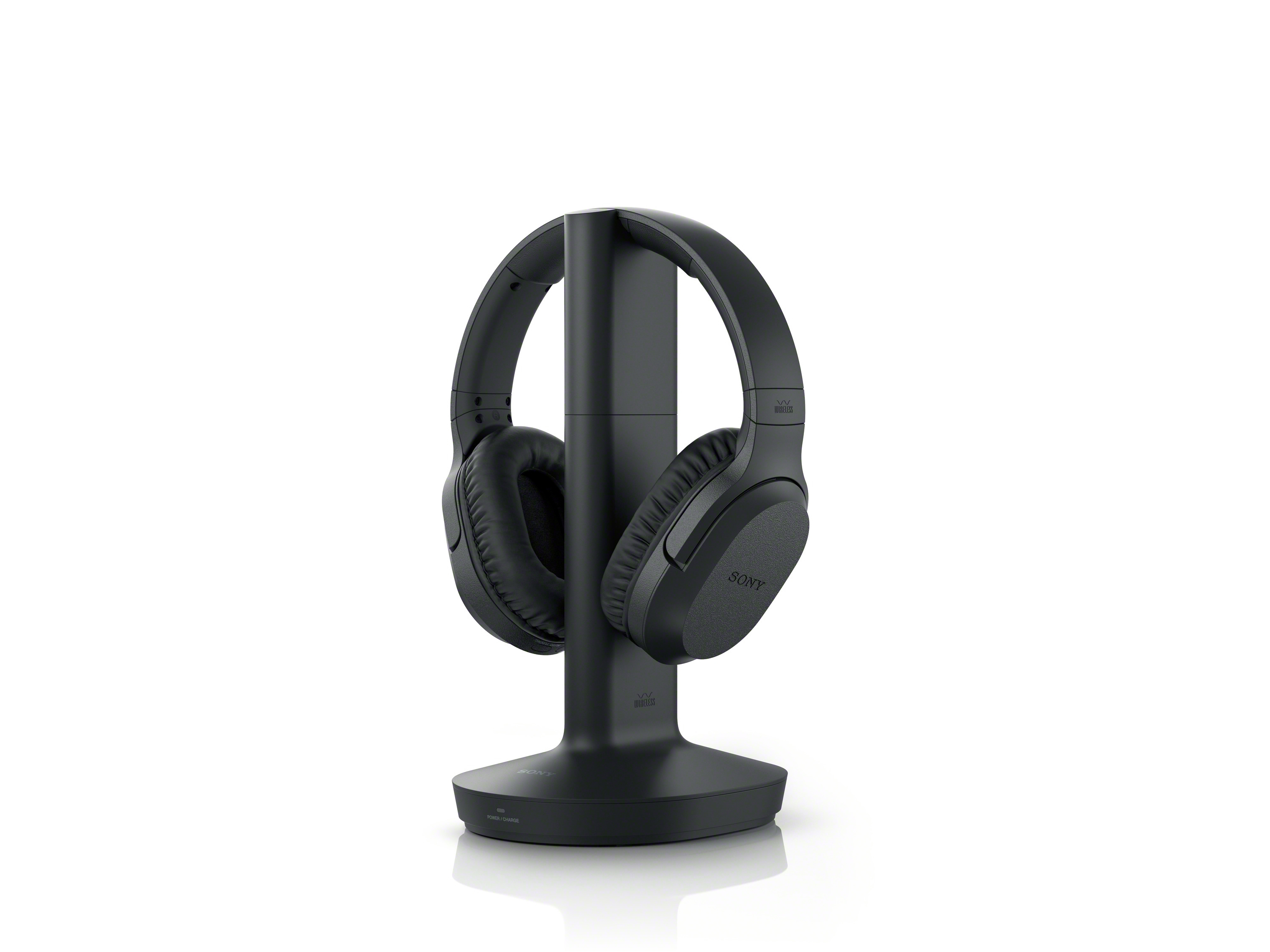 Casque noir sur un support noir. Fond blanc. Logo Sony visible.