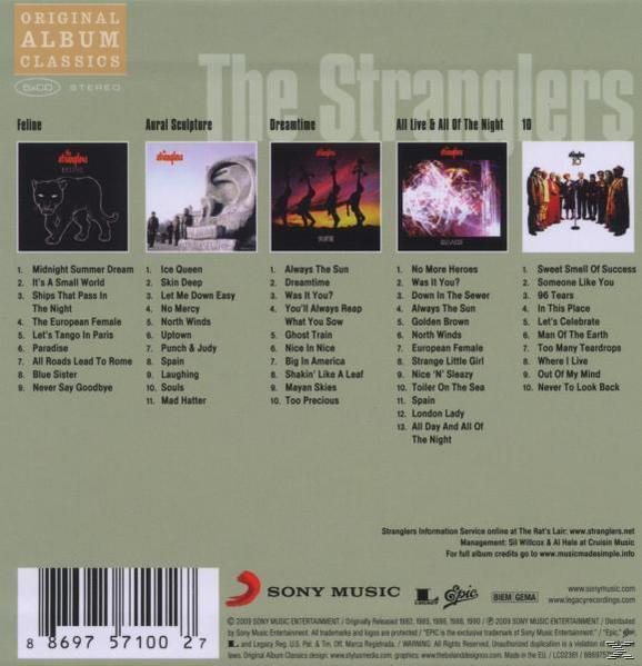 CD-Rückseite mit verschiedenen Albumcovern. Titel: 'The Stranglers'. Enthält eine schwarze Katze.