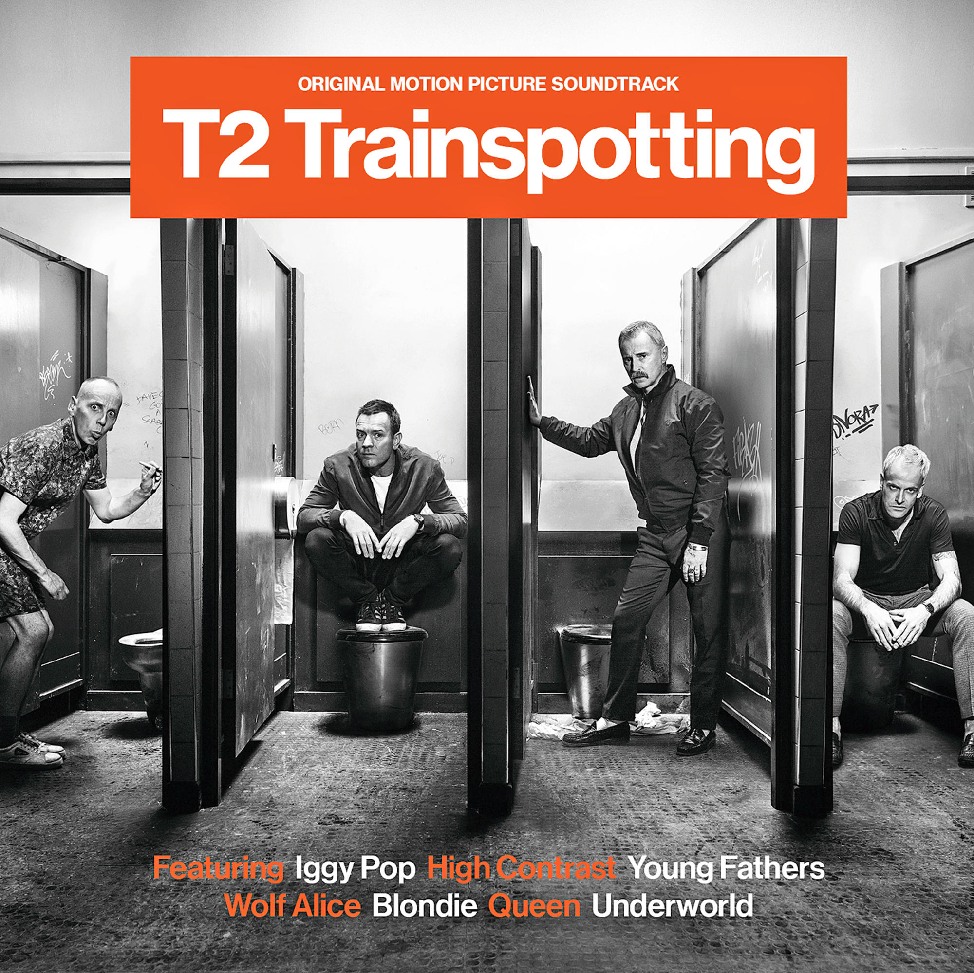 Albumhoes voor T2 Trainspotting. Vier mannen in een badkamer. De titel is oranje. Namen van artiesten staan onderaan.