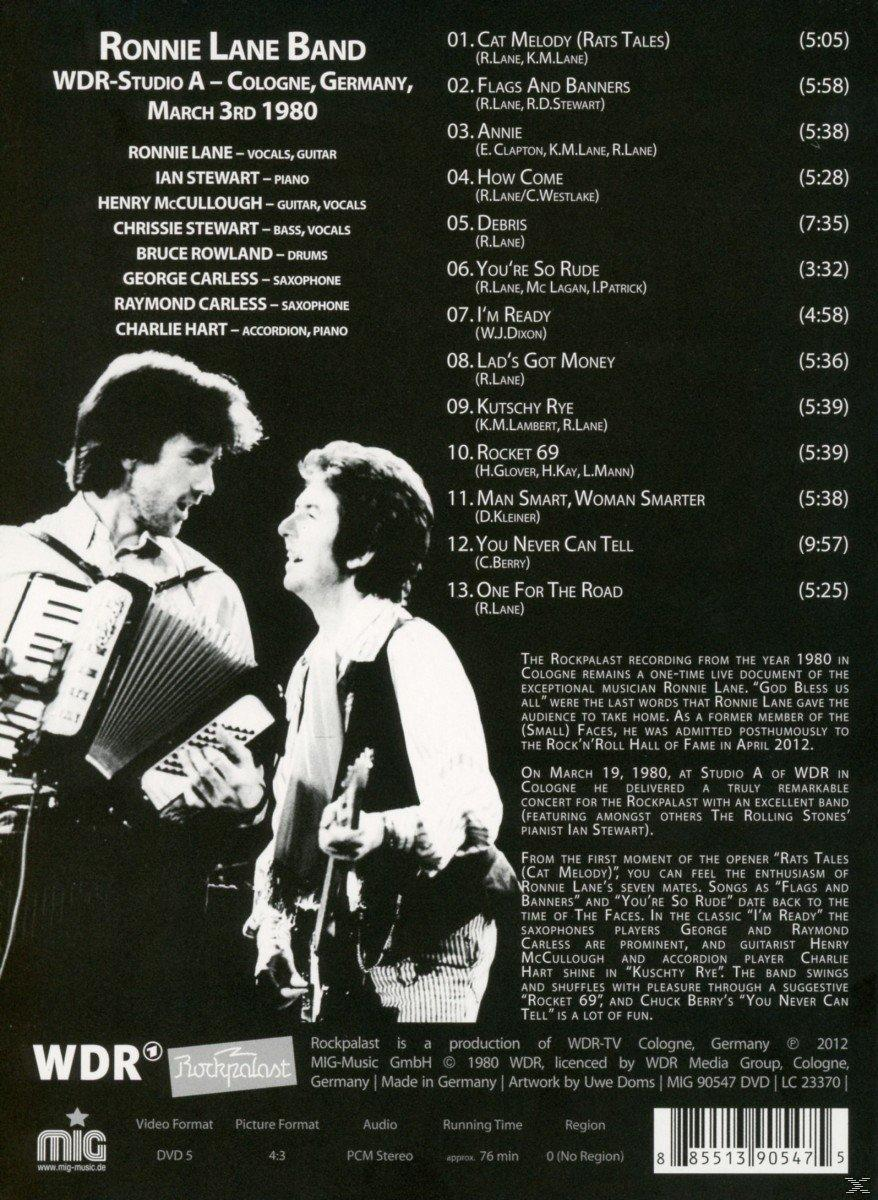 Rückseite einer CD mit Bandmitgliedern, Songtiteln und einem Foto der Band auf der Bühne.