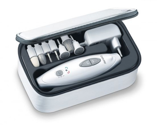Witte koffer met nagelverzorgingsgereedschap: elektrische vijl, opzetstukken en adapter.