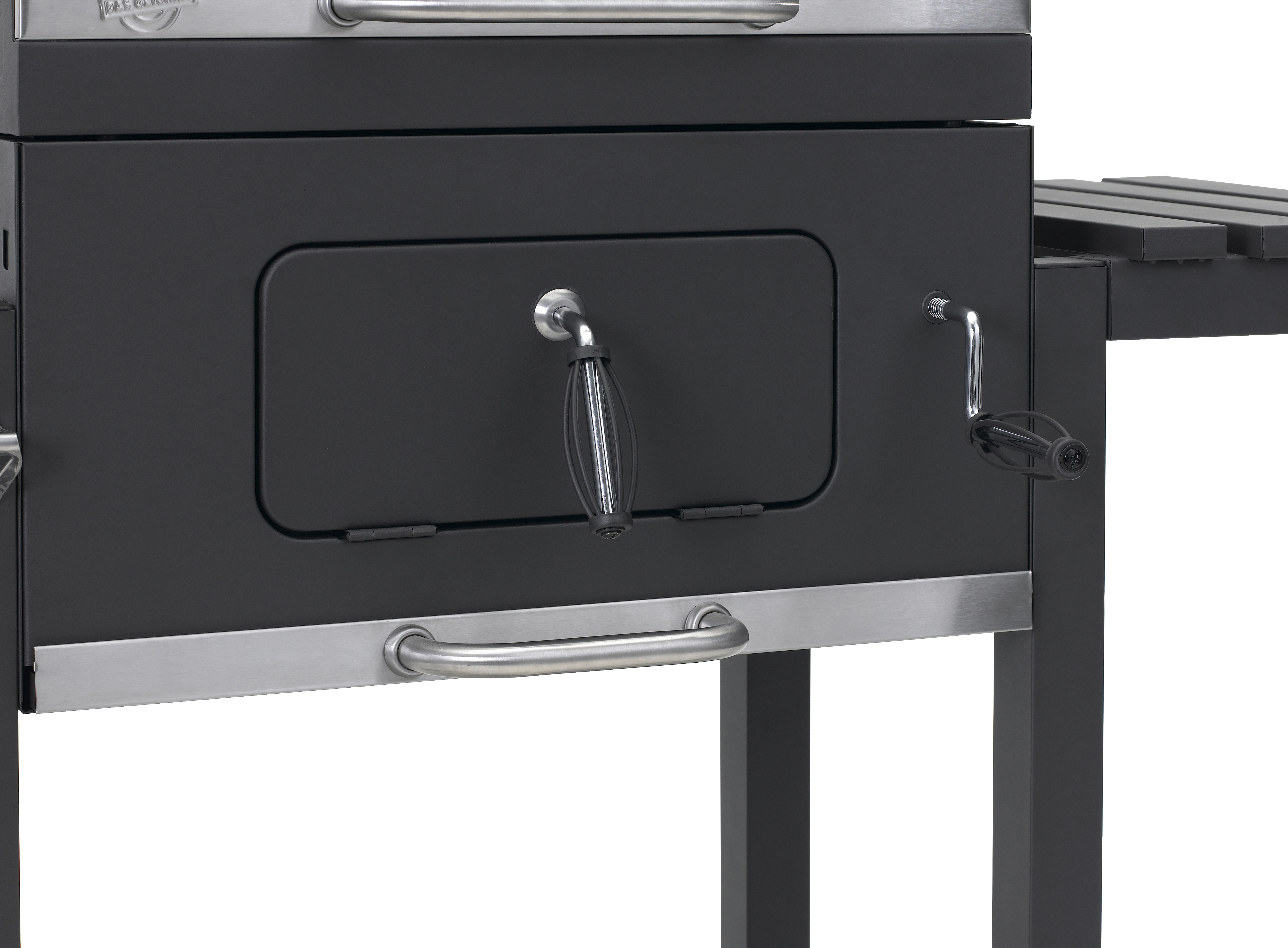 Schwarz-Silber-Grill mit Griff. Edelstahlakzente. Weißer Hintergrund.