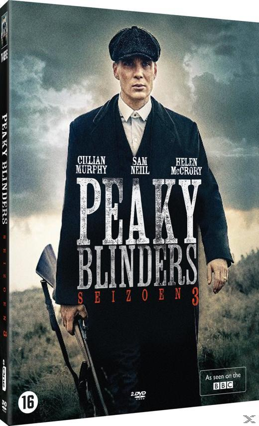 Couverture DVD de Peaky Blinders avec Cillian Murphy. Un homme avec un chapeau et un manteau tenant un fusil.