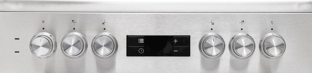 Roestvrijstalen ovenbedieningspaneel. Knoppen, digitale display en symbolen zijn aanwezig. Knoppen zijn zilver. Display is zwart.