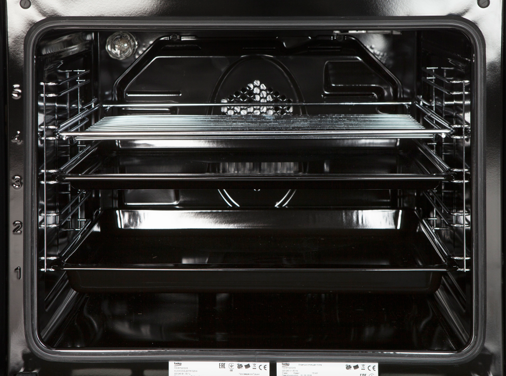 In een zwarte oven zijn drie bakplaten zichtbaar. Er zijn twee roosters beschikbaar. De oven is leeg en klaar voor gebruik.