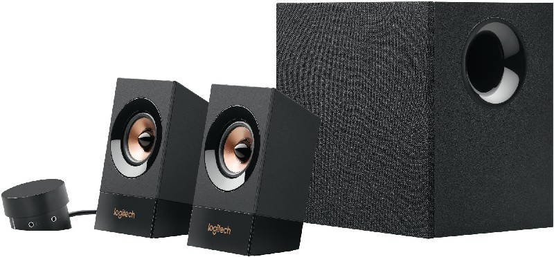 Sistema di altoparlanti Logitech nero. Due altoparlanti, subwoofer e telecomando. Sfondo bianco.