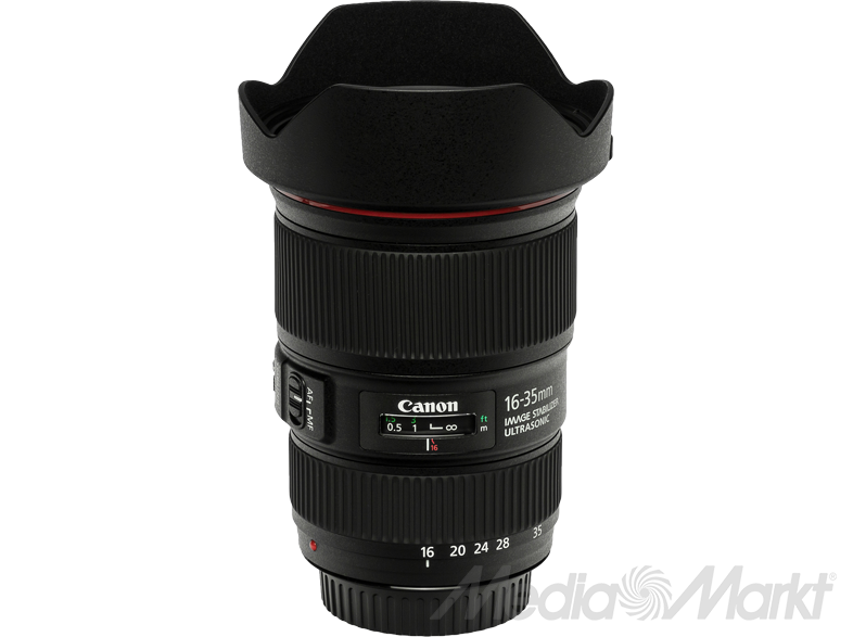 Fekete Canon 16-35mm-es objektív napellenzővel, az objektív fekete háttéren.