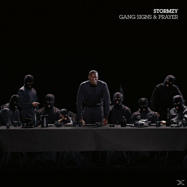 Stormzy-Albumcover: Männer mit Sturmhauben sitzen an einem Tisch mit einem Mann in der Mitte.