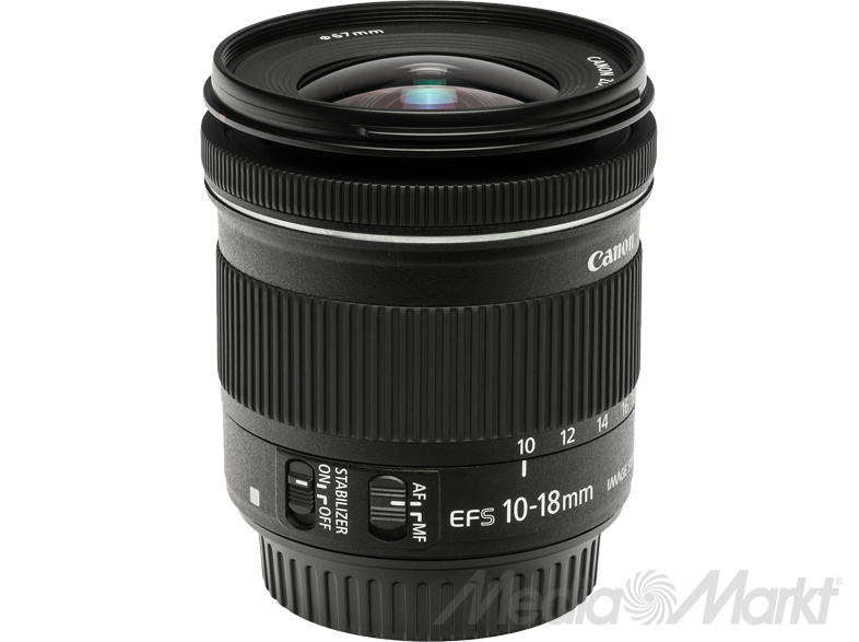 Fekete Canon objektív EFS 10-18mm-rel és egyéb vezérlőkkel, fehér háttérrel.