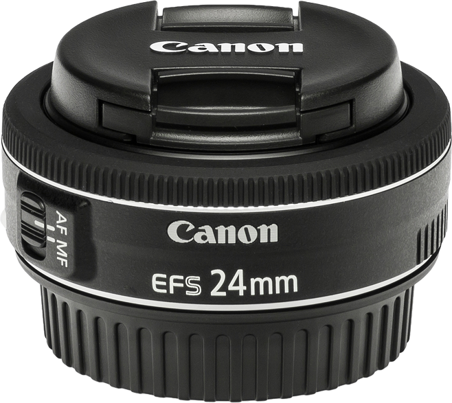 Canon EFS 24mm objektív. Fekete, fehér szöveggel. Az objektívsapka rajta van.