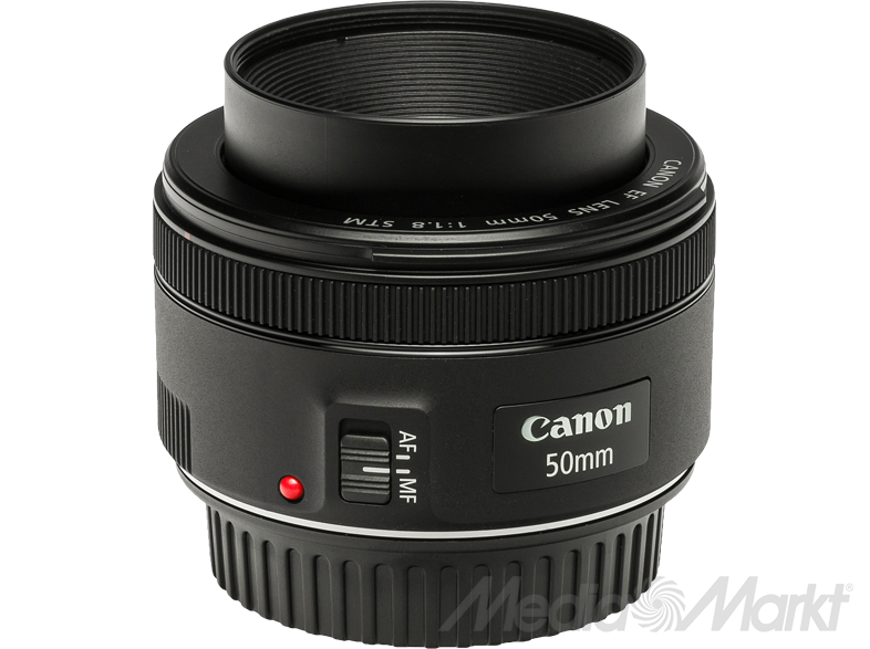 Canon 50mm objektív, fekete, piros kapcsolóval és MediaMarkt logóval.