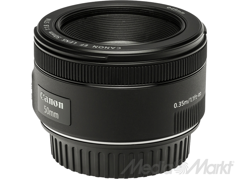 Fekete fényképezőgép objektív. A szöveg a következő: 'Canon 50mm'. A MediaMarkt logó látható.