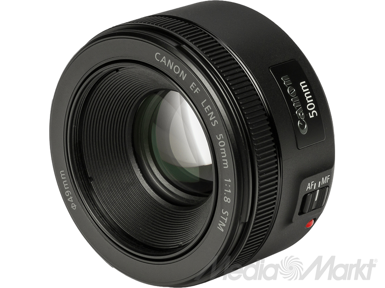 Egy Canon 50mm-es objektív fehér háttéren.