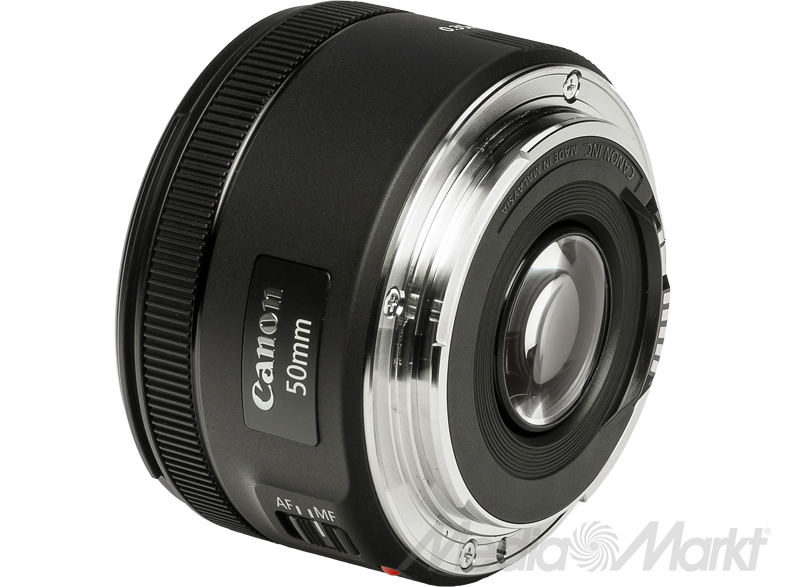 Fekete Canon 50mm objektív ezüst rögzítőgyűrűvel. Canon 50mm felirat látható. Szögletes nézet.