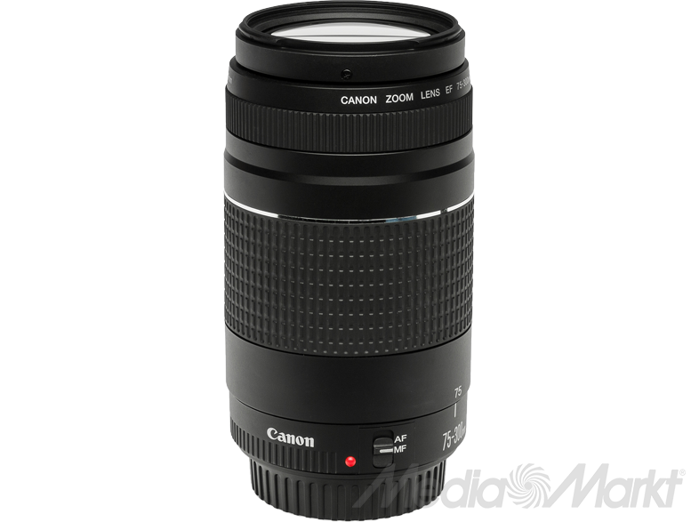 Fekete Canon zoom objektív fehér szöveggel. Piros fókusz gomb és objektív specifikációk. Fekete háttér.