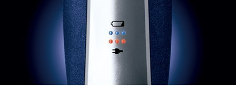 Nahaufnahme der Betriebsanzeigeleuchten eines Geräts. Blau, rot und ein Stecker-Symbol.