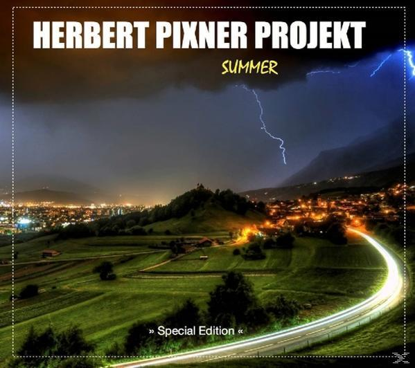Albumcover mit einer Nachtszene, Lichtern und Blitzen. Text „Herbert Pixner Projekt“.
