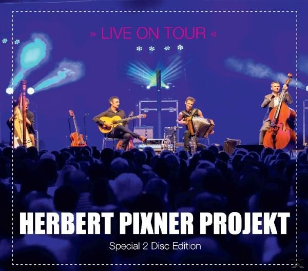 Eine Band, die auf der Bühne mit Instrumenten auftritt, im Hintergrund eine Menschenmenge.