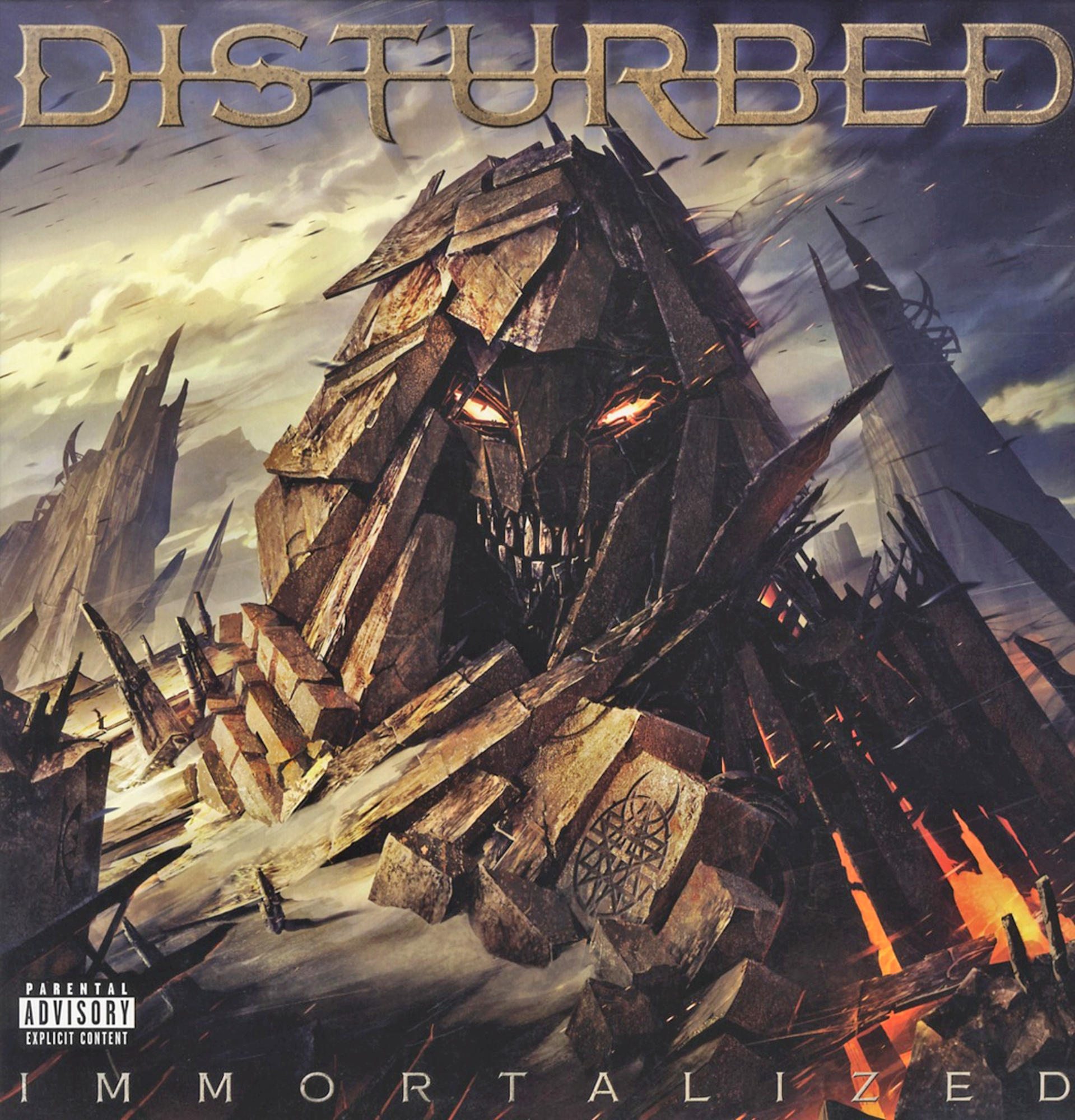 Disturbed Albumcover mit einer Kapuzenfigur. Die Figur besteht aus Stein und hat leuchtende Augen.