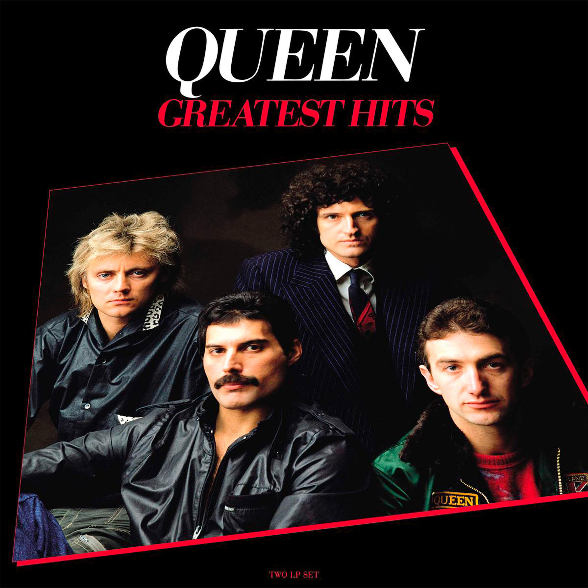 Pochette de l'album Queen : 'Greatest Hits'. Quatre membres du groupe en costume, fond noir avec contour rouge.