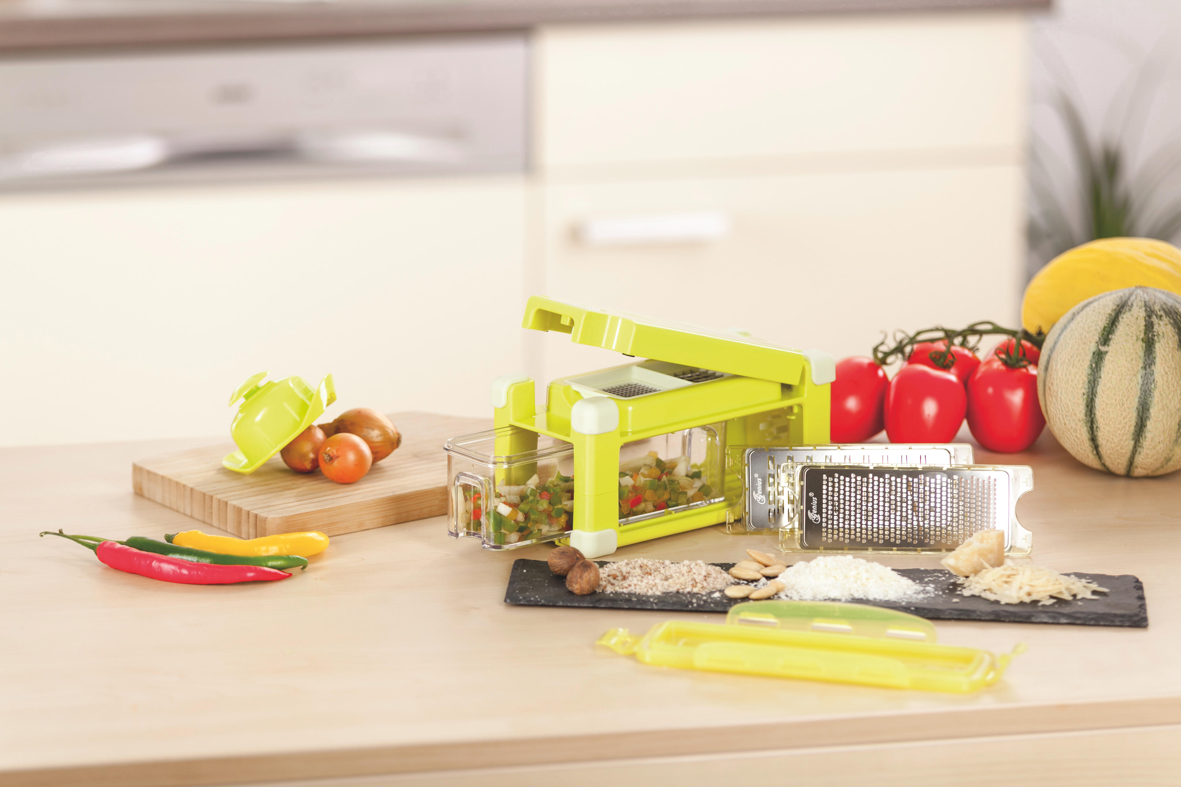 Küchenszene: Zerkleinerer mit Gemüse, Tomaten, Paprika, Melone, Zwiebeln, Gewürzen.