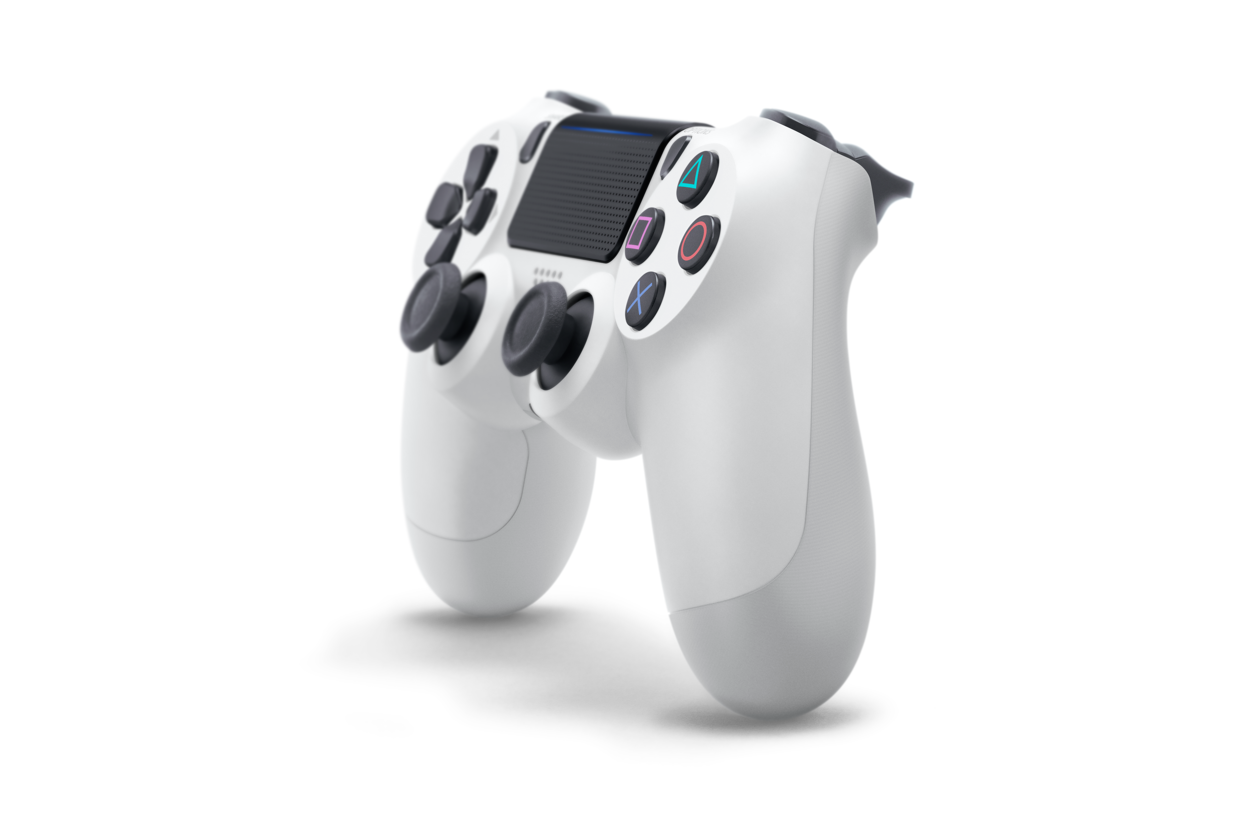 Witte PlayStation 4-controller op een witte achtergrond. Hij heeft zwarte knoppen en thumbsticks.