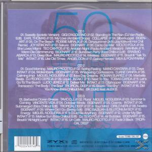 CD-Hülle mit einer Liste von Songs und Künstlern. Lila Hintergrund. Text auf Englisch.
