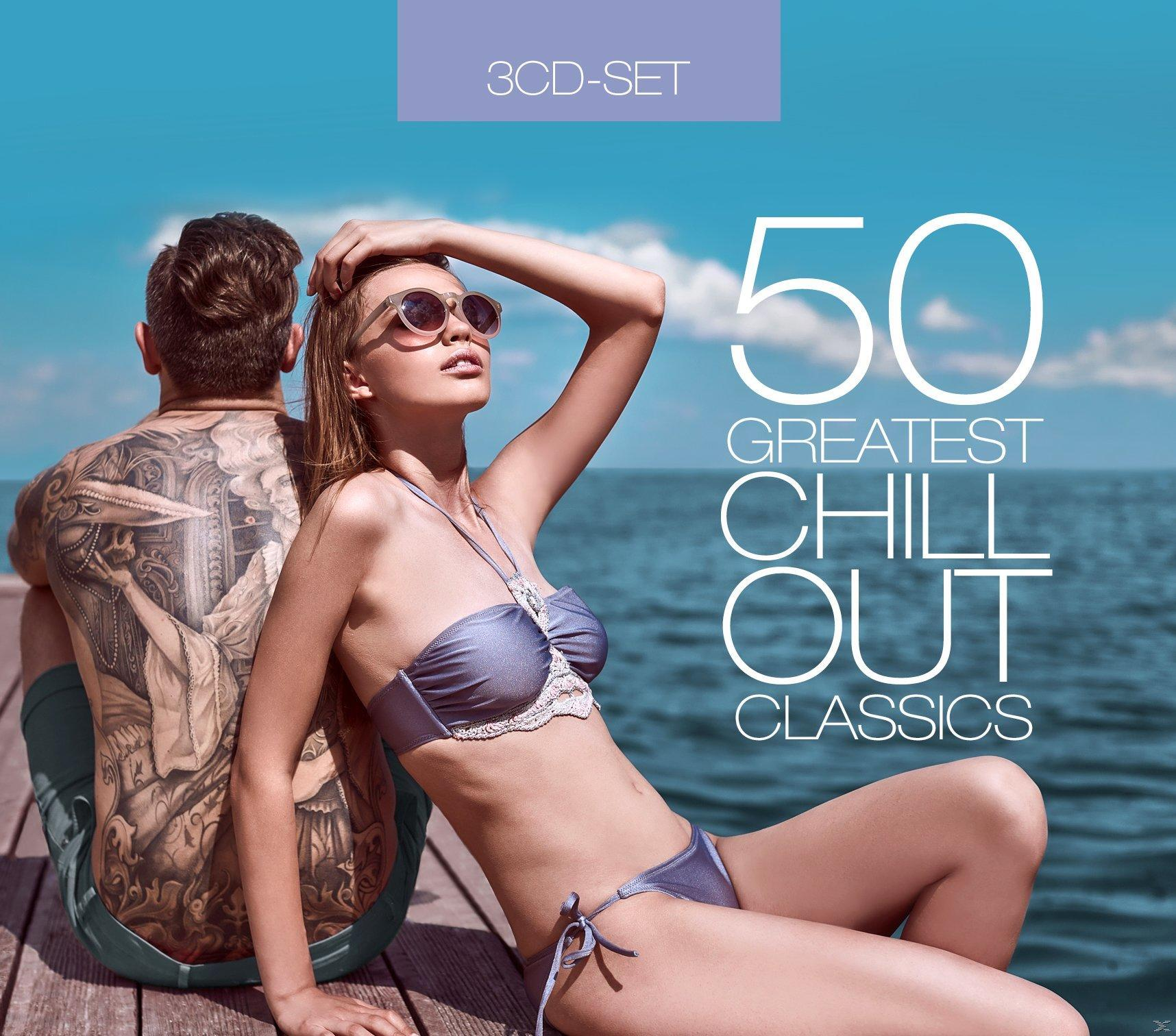 Albumcover mit einer Frau im Badeanzug und Sonnenbrille, mit einem tätowierten Mann. Text: '50 Greatest Chill Out Classics'.