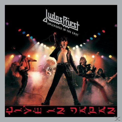 Judas Priest Albumcover, Unleashed in the East. Band auf der Bühne, ein Mann mit Lederkleidung, Lichter.