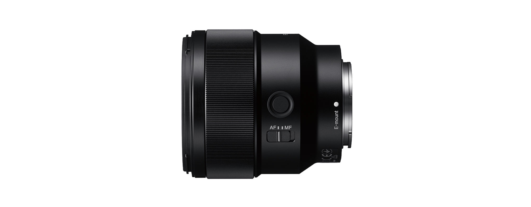 Ein schwarzes Kameraobjektiv mit Fokuseinstellungen und E-Mount sichtbar, isoliert auf weißem Hintergrund.