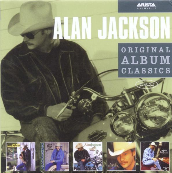Ein Albumcover mit Alan Jackson mit Cowboyhut auf einem Motorrad. 5 CDs sind in der Box.