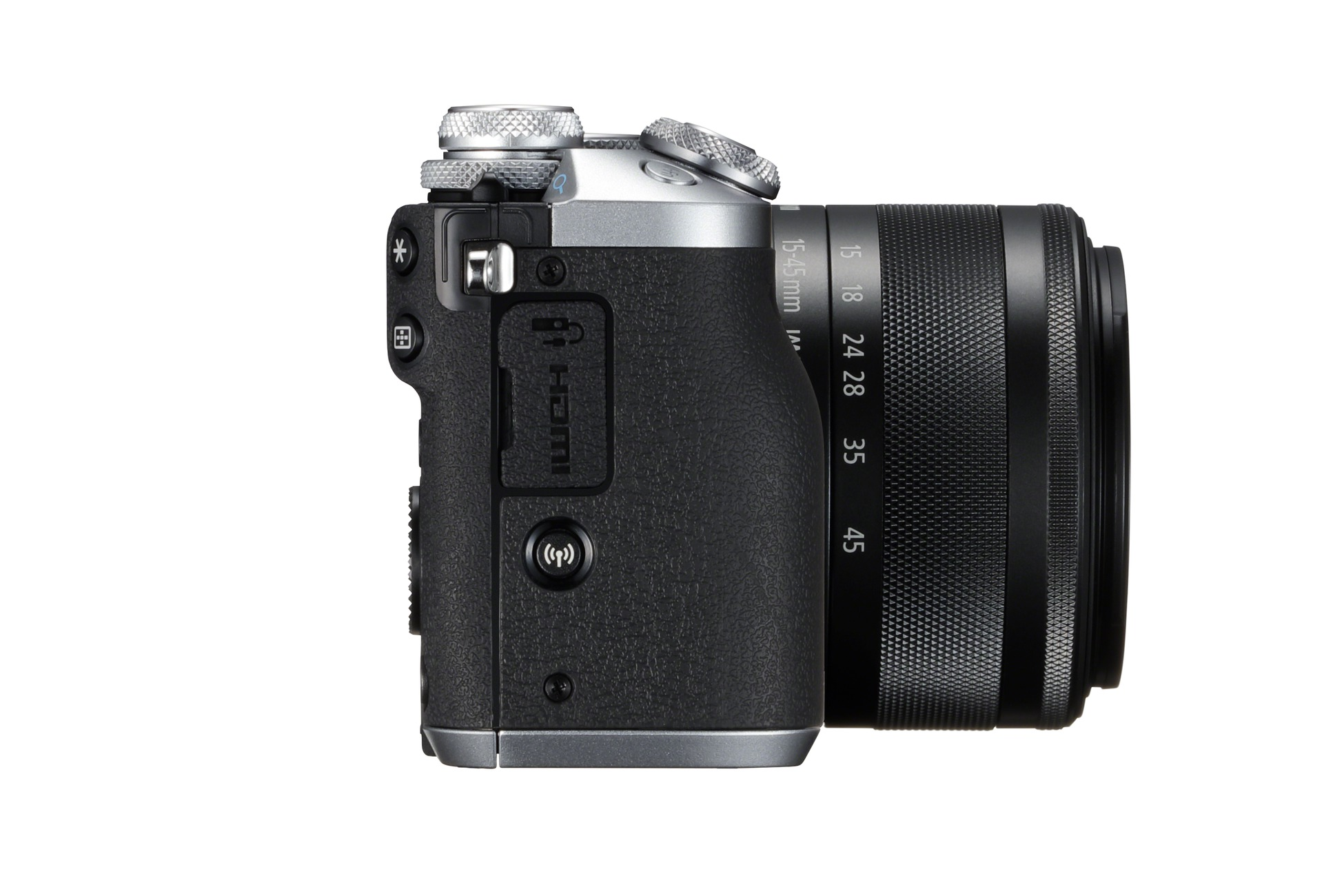 Zwarte camera, zijaanzicht, met een lens. De camera staat op een witte achtergrond.