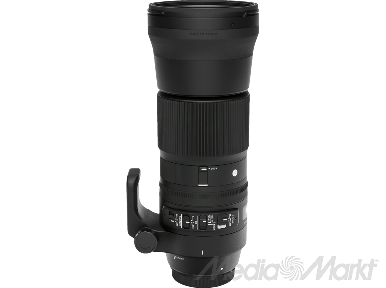 Egy fekete Sigma fényképezőgép objektív. Több gyűrűje, gombja és egy beállító fogantyúja van, fekete háttér előtt.