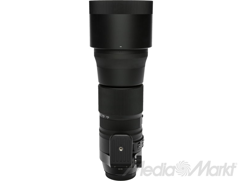 Fekete kamera lencse, hosszú, állványra szerelve. Fekete háttér.