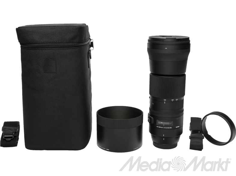 Egy fekete objektív tartozékokkal, köztük egy hordtáskával és egy napellenzővel.
