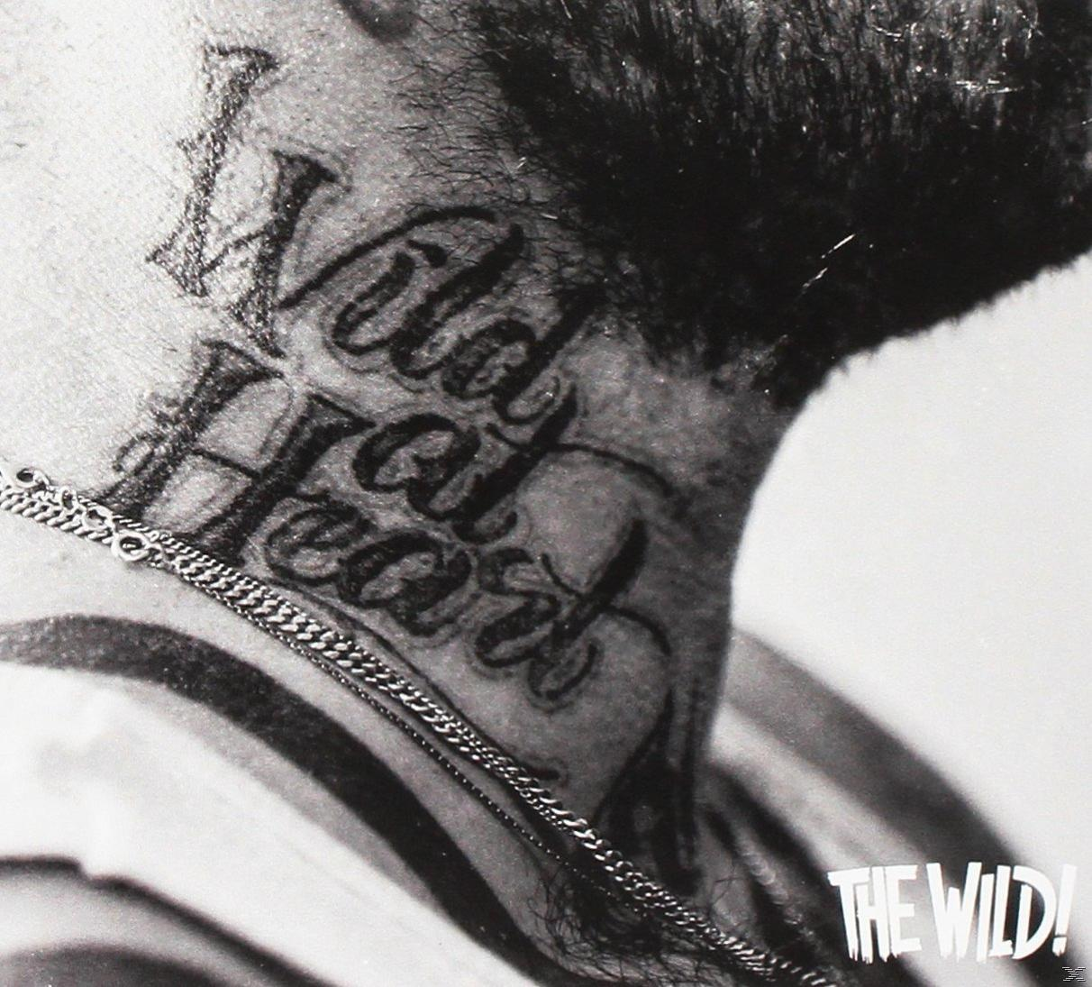 Hals-Tattoo, Wild at Heart, in Schriftart. Eine silberne Kette. Hals und Haare des Mannes sind sichtbar.