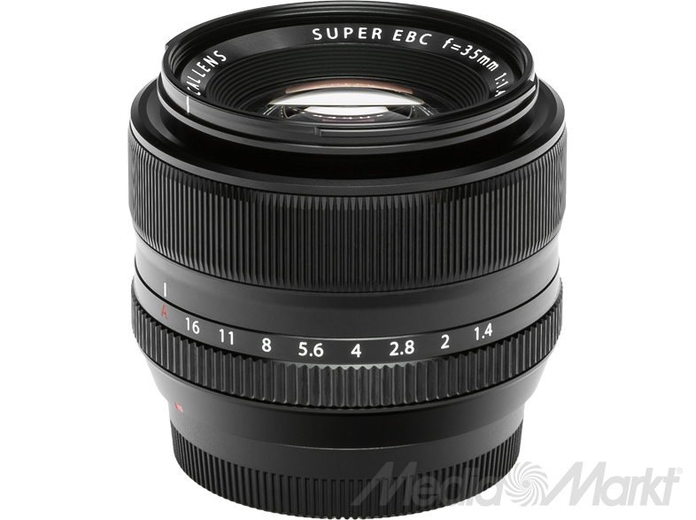 Fekete Fujifilm objektív fókusz- és rekeszgyűrűkkel. Fehér szöveg: Super EBC f=35mm 1:1.4.