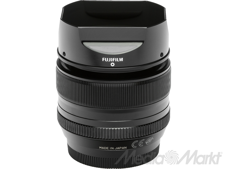 Fekete Fujifilm objektív ezüst gyűrűvel. Made in Japan látható.