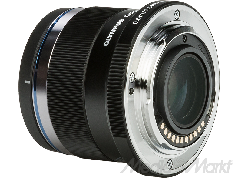 Kameraobjektív ezüst és fekete dizájnnal. Szöveg: Olympus digital, 0,5m/1,64ft.