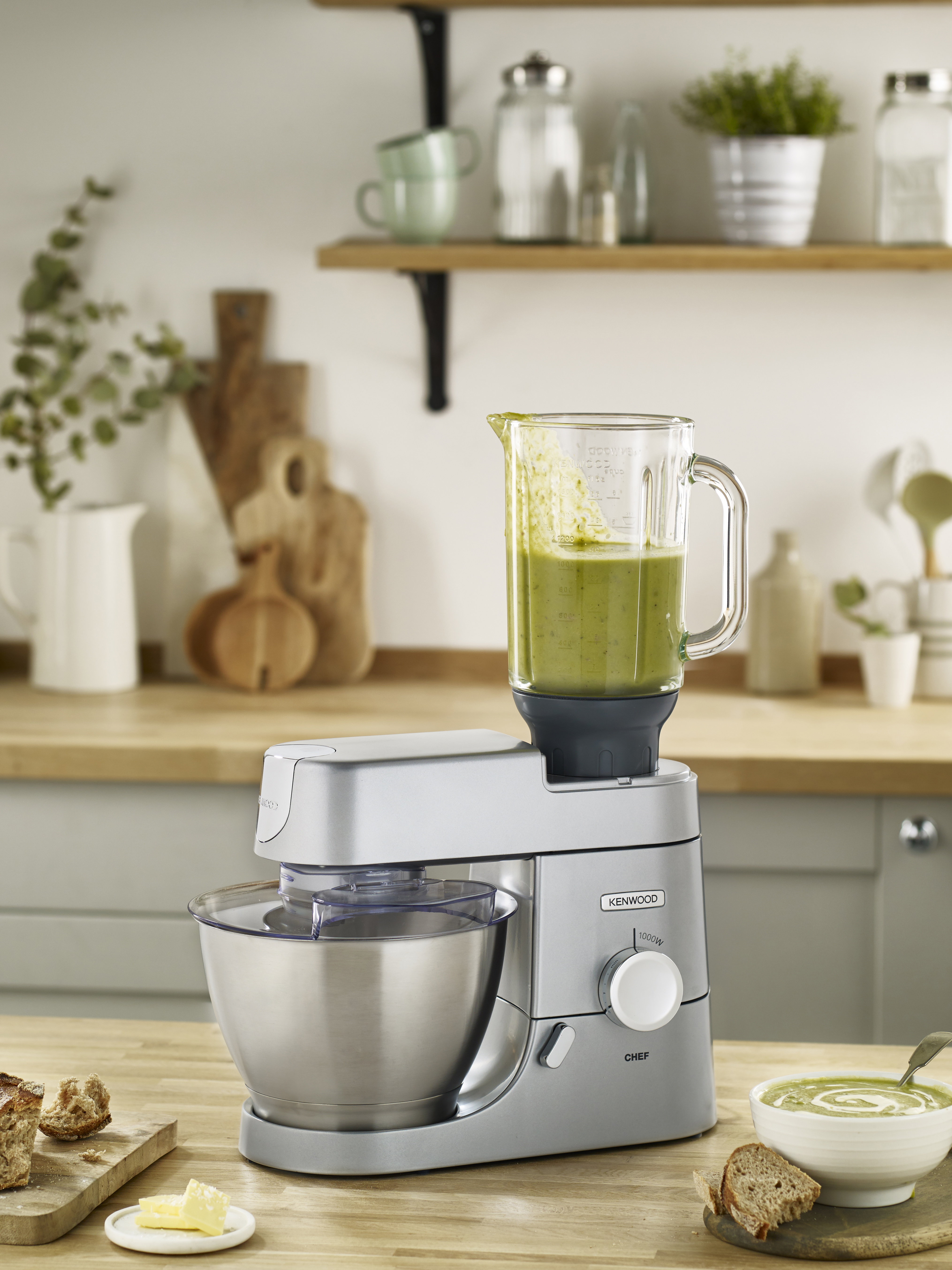 Silberfarbene Kenwood Chef Küchenmaschine mit einem Mixeraufsatz.