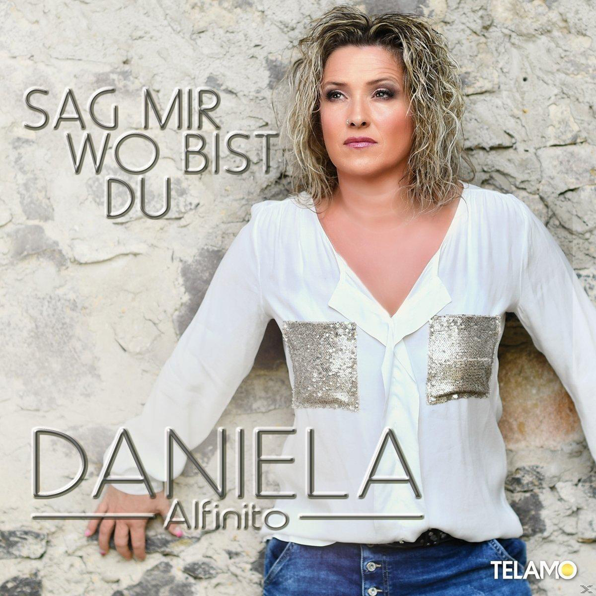 Albumcover von Daniela Alfinito. Text 'SAG MIR WO BIST DU' auf Hintergrund einer Steinmauer.