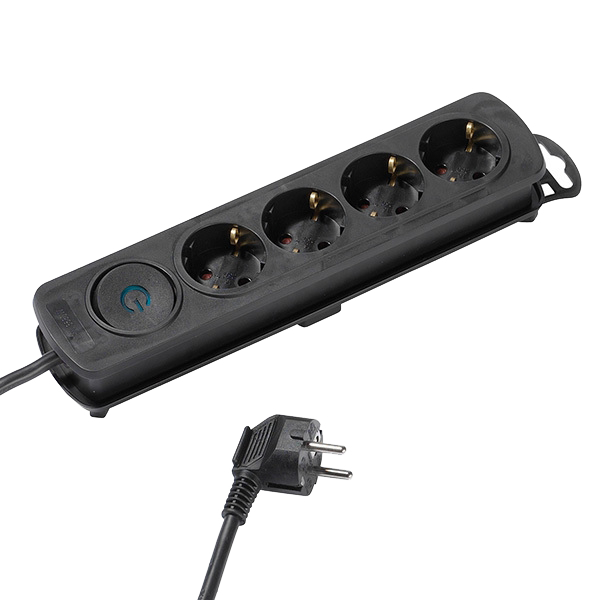 Schwarze Steckdosenleiste mit vier Steckdosen und einem Netzschalter und einem Stecker.