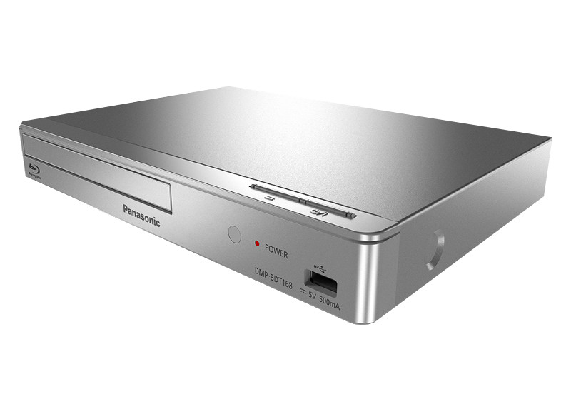 Ezüst Panasonic Blu-ray lejátszó, jelzőfénnyel és USB-porttal, fehér háttéren.